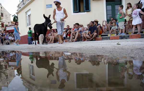 Sali, Dugi otok, 100809.
“Svako misto svoju festu ima…”, no ne traje svaka festa tri dana kao ona u mjestu Sali na Dugom otoku. Saljske uzance, kako mjestani nazivaju svoju festu, odrzava se ove godine po pedeseti put, kao i svake godine dosad, vikend p Sali, Dugi otok, 100809.
“Svako misto svoju festu ima…”, no ne traje svaka festa tri dana kao ona u mjestu Sali na Dugom otoku. Saljske uzance, kako mjestani nazivaju svoju festu, odrzava se ove godine po pedeseti put, kao i svake godine dosad, vikend p