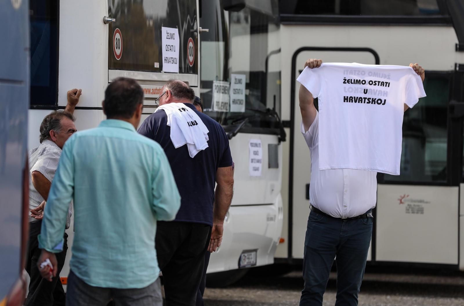 Stali autobusi, vozači upozorili: ‘Imamo 3800 kuna plaću i sad se svi čude što idemo van’ Stali autobusi, vozači upozorili: ‘Imamo 3800 kuna plaću i sad se svi čude što idemo van’