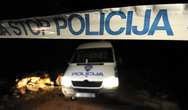 Golubic, 280212
U mjestu Golubic nedaleko od Obrovca, 49-godisnji Dusan Veselinovic je u popodnevnim satima poginuo od posljedica eksplozije rucne bombe, a njegov 38-godisnji susjed Milorad Dragicevic pritom je tesko ranjen. Policija je na mjestu nesrece,