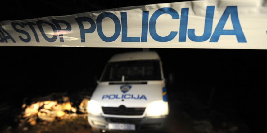 Golubic, 280212
U mjestu Golubic nedaleko od Obrovca, 49-godisnji Dusan Veselinovic je u popodnevnim satima poginuo od posljedica eksplozije rucne bombe, a njegov 38-godisnji susjed Milorad Dragicevic pritom je tesko ranjen. Policija je na mjestu nesrece,