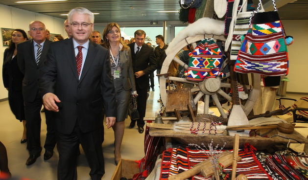 Zadar, 151010.
Predsjednik hrvatske Ivo Josipovic u sklopu posjeta Zadru obisao je i Eko etno sajam koji se ovog tjedna dogadja u dvorani na Visnjiku. Predsjednikje obisao sve izlagace (vise od 300) sa svakim se rukavao i skoro sa svakim slikao.
Na fotogr