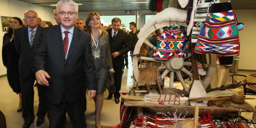 Zadar, 151010.
Predsjednik hrvatske Ivo Josipovic u sklopu posjeta Zadru obisao je i Eko etno sajam koji se ovog tjedna dogadja u dvorani na Visnjiku. Predsjednikje obisao sve izlagace (vise od 300) sa svakim se rukavao i skoro sa svakim slikao.
Na fotogr Zadar, 151010.
Predsjednik hrvatske Ivo Josipovic u sklopu posjeta Zadru obisao je i Eko etno sajam koji se ovog tjedna dogadja u dvorani na Visnjiku. Predsjednikje obisao sve izlagace (vise od 300) sa svakim se rukavao i skoro sa svakim slikao.
Na fotogr