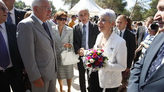 Zadar, 020810.
Jadranka Kosor polozila je kamen temeljac za zgradu u kojoj ce biti 65 stanova za hrvatske ratne vojne invalide. Gradiliste se nalazi u ulici Krste Odaka. Na slici zadarski gradonacelnik Zvonimir Vrancic urucio je buket Jadranki Kosor.
Foto