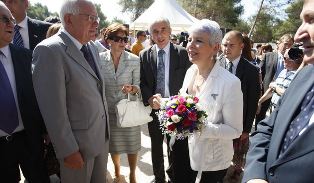 Zadar, 020810.
Jadranka Kosor polozila je kamen temeljac za zgradu u kojoj ce biti 65 stanova za hrvatske ratne vojne invalide. Gradiliste se nalazi u ulici Krste Odaka. Na slici zadarski gradonacelnik Zvonimir Vrancic urucio je buket Jadranki Kosor.
Foto