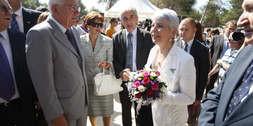 Zadar, 020810.
Jadranka Kosor polozila je kamen temeljac za zgradu u kojoj ce biti 65 stanova za hrvatske ratne vojne invalide. Gradiliste se nalazi u ulici Krste Odaka. Na slici zadarski gradonacelnik Zvonimir Vrancic urucio je buket Jadranki Kosor.
Foto