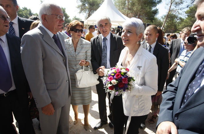 Zadar, 020810.
Jadranka Kosor polozila je kamen temeljac za zgradu u kojoj ce biti 65 stanova za hrvatske ratne vojne invalide. Gradiliste se nalazi u ulici Krste Odaka. Na slici zadarski gradonacelnik Zvonimir Vrancic urucio je buket Jadranki Kosor.
Foto