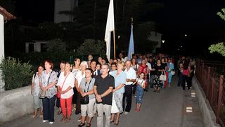 Na Stanovima se Kraljica mira slavi već preko 20 godina, a sinoćnjim misnim slavljem, procesijom i kasnije koncertom na školskom igralištu Stanarci su proslavili još jednu feštu. Koncert su održali grupa Dalmatico i Ivica Sikirić Ićo, foto: I. Perinčić Na Stanovima se Kraljica mira slavi već preko 20 godina, a sinoćnjim misnim slavljem, procesijom i kasnije koncertom na školskom igralištu Stanarci su proslavili još jednu feštu. Koncert su održali grupa Dalmatico i Ivica Sikirić Ićo, foto: I. Perinčić