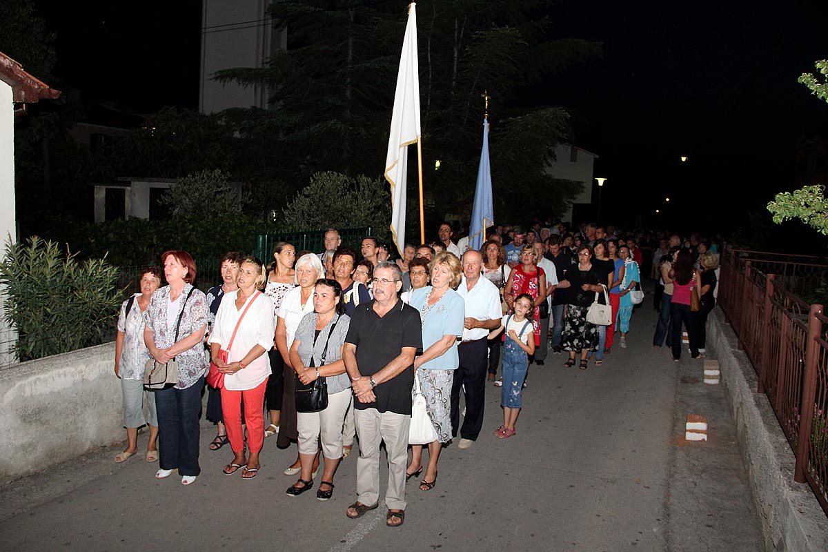 Na Stanovima se Kraljica mira slavi već preko 20 godina, a sinoćnjim misnim slavljem, procesijom i kasnije koncertom na školskom igralištu Stanarci su proslavili još jednu feštu. Koncert su održali grupa Dalmatico i Ivica Sikirić Ićo, foto: I. Perinčić Na Stanovima se Kraljica mira slavi već preko 20 godina, a sinoćnjim misnim slavljem, procesijom i kasnije koncertom na školskom igralištu Stanarci su proslavili još jednu feštu. Koncert su održali grupa Dalmatico i Ivica Sikirić Ićo, foto: I. Perinčić