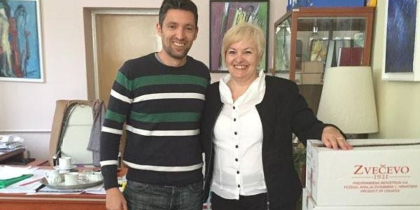 Erol Gaši uručio pokolon pakete eurozastupnice Biljane Borzan Erol Gaši uručio pokolon pakete eurozastupnice Biljane Borzan