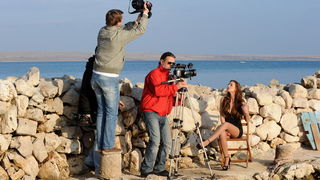 Zadar, 140111
Manekenka Ava Karabatic i zadarski voditelj Igor Jelenic Toto glumili su zaljubljeni par u spotu za pjesmu “Kad si otisla ti” zadarskih pjevaca Bepa Matesica i Davida Ricova. Spot je sniman u staroj lucici na otoku Viru.
Foto : Andrija Lucic