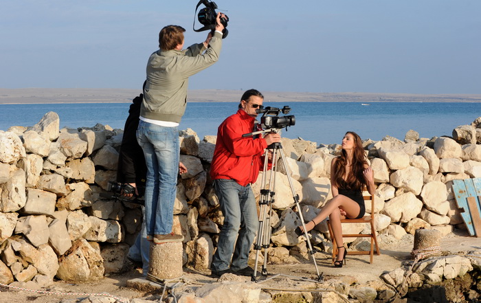 Zadar, 140111
Manekenka Ava Karabatic i zadarski voditelj Igor Jelenic Toto glumili su zaljubljeni par u spotu za pjesmu “Kad si otisla ti” zadarskih pjevaca Bepa Matesica i Davida Ricova. Spot je sniman u staroj lucici na otoku Viru.
Foto : Andrija Lucic