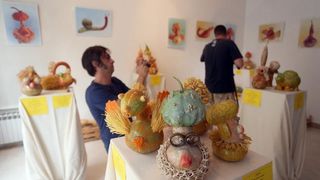 Otvorenje izlozbe Pumpkintown kojom je najavljena 11. Bucijade. Akademska slikarica Ivana Ozetski, prikupljajuci suhe buce najrazlicitijih oblika, stvorila je razne likove – puzeve, zmajeve, ribe, vrapce, labudove, ali i kuhare, fiskale, kraljeve, kraljic Otvorenje izlozbe Pumpkintown kojom je najavljena 11. Bucijade. Akademska slikarica Ivana Ozetski, prikupljajuci suhe buce najrazlicitijih oblika, stvorila je razne likove – puzeve, zmajeve, ribe, vrapce, labudove, ali i kuhare, fiskale, kraljeve, kraljic