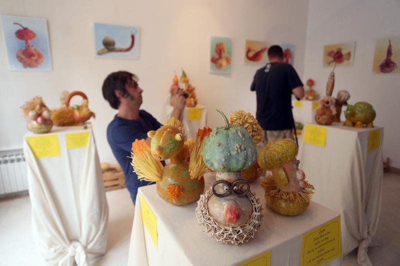 Otvorenje izlozbe Pumpkintown kojom je najavljena 11. Bucijade. Akademska slikarica Ivana Ozetski, prikupljajuci suhe buce najrazlicitijih oblika, stvorila je razne likove – puzeve, zmajeve, ribe, vrapce, labudove, ali i kuhare, fiskale, kraljeve, kraljic Otvorenje izlozbe Pumpkintown kojom je najavljena 11. Bucijade. Akademska slikarica Ivana Ozetski, prikupljajuci suhe buce najrazlicitijih oblika, stvorila je razne likove – puzeve, zmajeve, ribe, vrapce, labudove, ali i kuhare, fiskale, kraljeve, kraljic