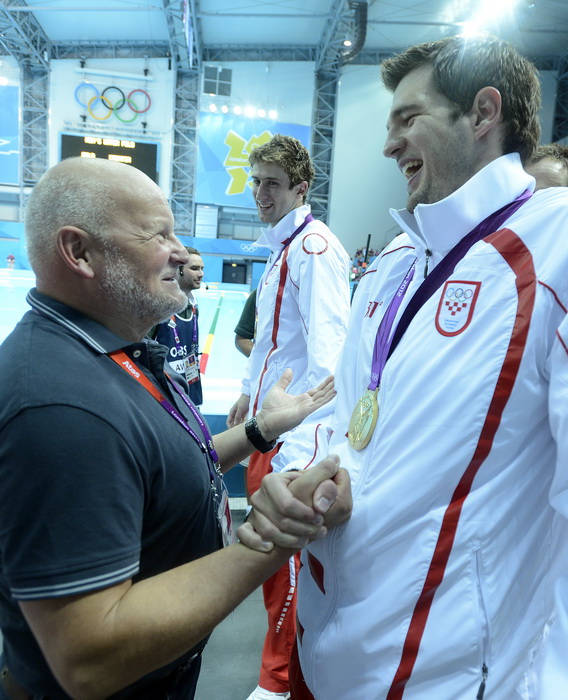 London, 120812.
Vaterpolo Arena.
Hrvatska muska vaterpolo reprezentacija pobijedila je u finalnoj utakmici protiv Italije tijekom Olimpijskih Igara u Londonu.
Na fotografiji: Hrvatska je osvojila zlatnu medalju, Zlatko Matesa, predsjednik Hoo-a cestita B London, 120812.
Vaterpolo Arena.
Hrvatska muska vaterpolo reprezentacija pobijedila je u finalnoj utakmici protiv Italije tijekom Olimpijskih Igara u Londonu.
Na fotografiji: Hrvatska je osvojila zlatnu medalju, Zlatko Matesa, predsjednik Hoo-a cestita B