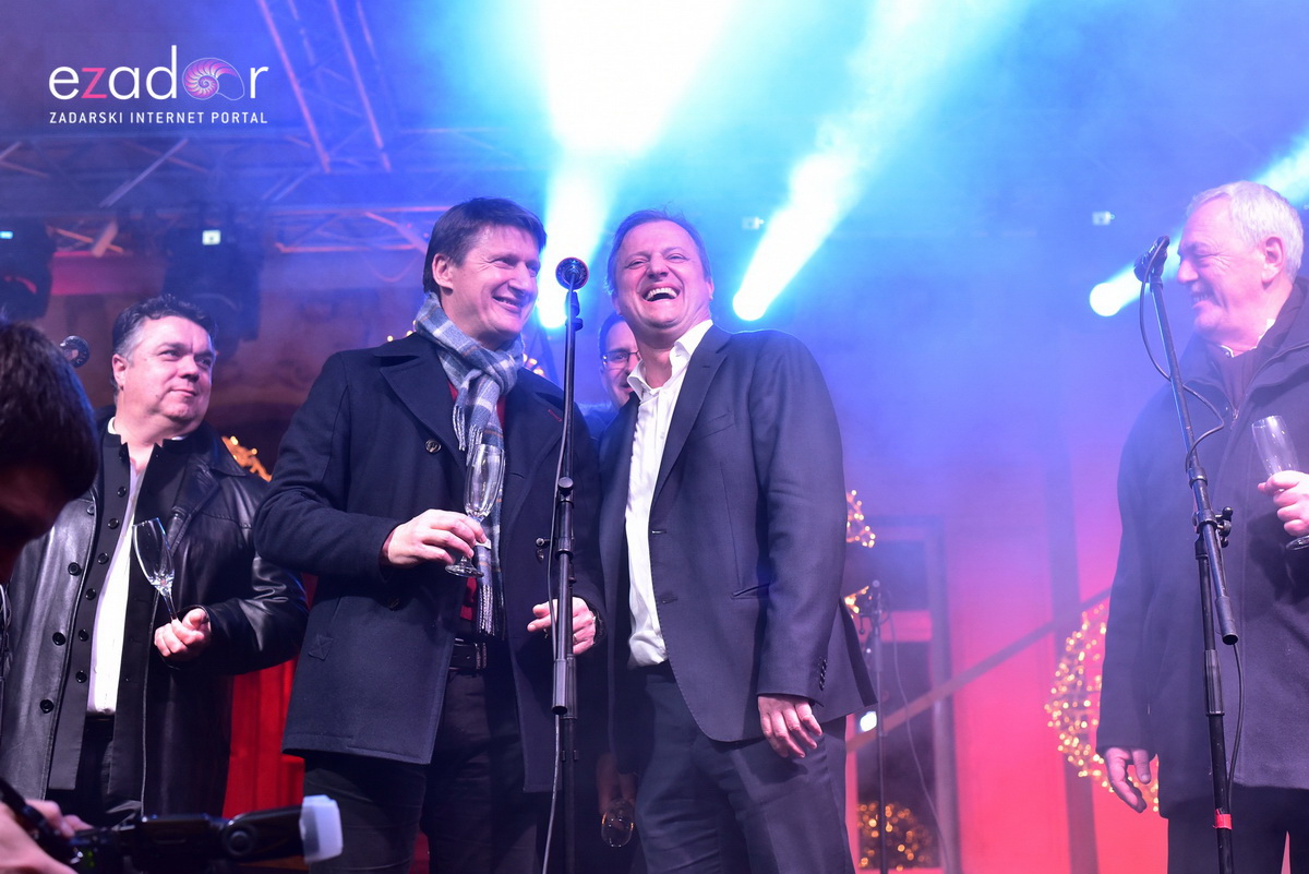 Tisuće Zadrana uživalo na krcatom Narodnom trgu i Tgu Petra Zoranića uz Tomislava Bralića i klapu Intrade Tisuće Zadrana uživalo na krcatom Narodnom trgu i Tgu Petra Zoranića uz Tomislava Bralića i klapu Intrade