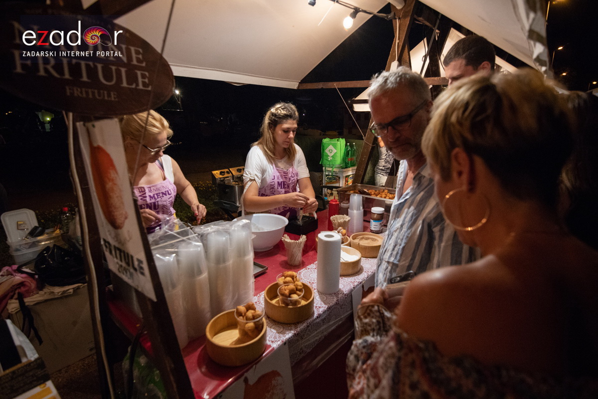 Započela 18. Noć punog miseca na zadarskoj rivi Započela 18. Noć punog miseca na zadarskoj rivi