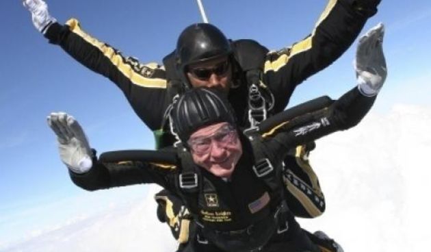 George Bush stariji skočio padobranom