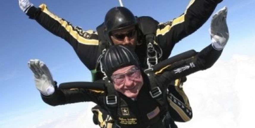 George Bush stariji skočio padobranom