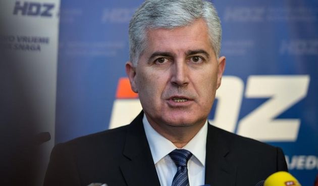 Predsjednik HDZ-a Tomislav Karamarko i clan predsjednistva Bosne i Hercegovine te predsjednik HDZ-a BiH Dragan Covic odgovarali su na pitanja novinara uoci zajednicke sjednice Predsjednistva HDZ-a i HDZ-a BiH. Photo: Davor Puklavec/PIXSELL