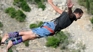 Maslenicki most, Zadar, 010712.
Doris Pincic, zvijezda Larinog izbora, svojim skokom je otvorila sezonu bungee skokova sa Maslenickog mosta. Svake godine sezona skokova se otvara skokovima poznatih osoba i novinara.
Na fotografiji: skakao je i stand up ko