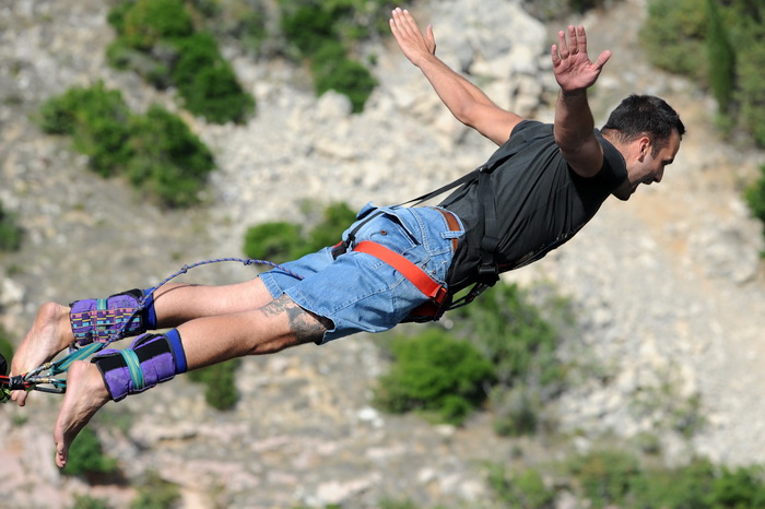Maslenicki most, Zadar, 010712.
Doris Pincic, zvijezda Larinog izbora, svojim skokom je otvorila sezonu bungee skokova sa Maslenickog mosta. Svake godine sezona skokova se otvara skokovima poznatih osoba i novinara.
Na fotografiji: skakao je i stand up ko