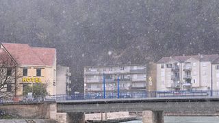 Snijeg i bura: Kolona vozila zaustavljena između Obrovca i Zatona obrovačkog