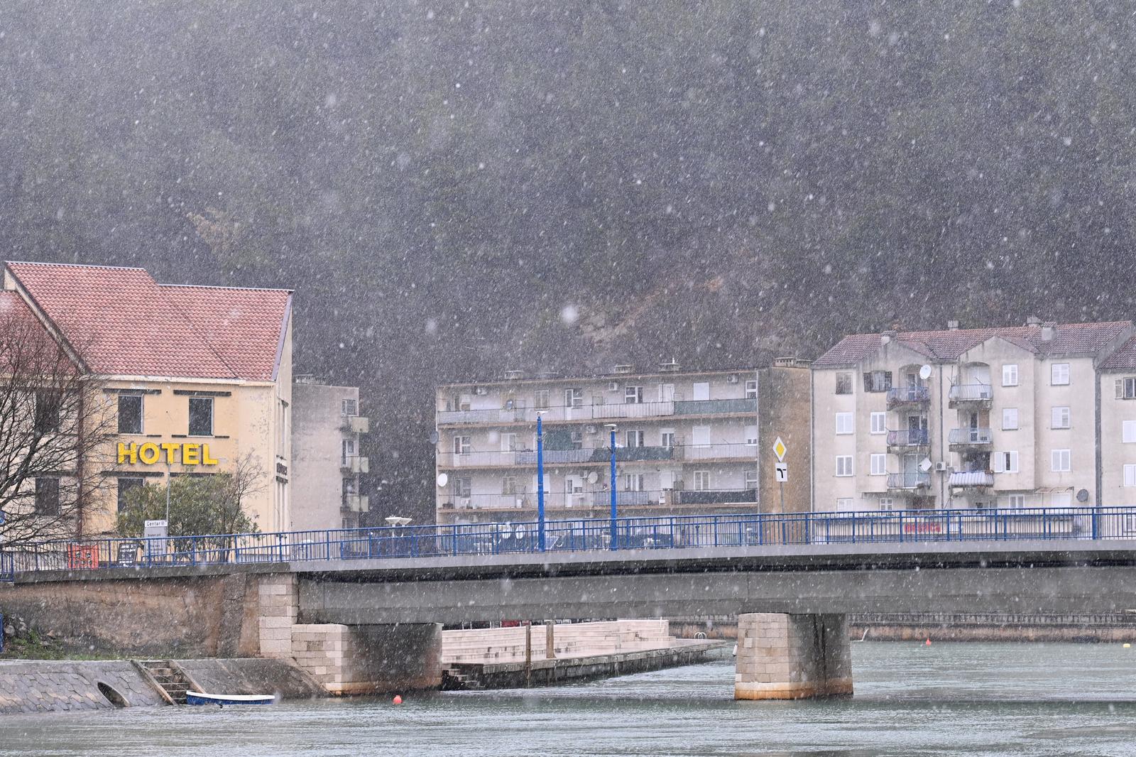 Snijeg i bura: Kolona vozila zaustavljena između Obrovca i Zatona obrovačkog