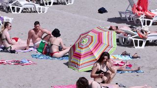 U Splitu je već naveliko počelo guštanje na plaži U Splitu je već naveliko počelo guštanje na plaži