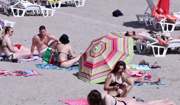 U Splitu je već naveliko počelo guštanje na plaži
