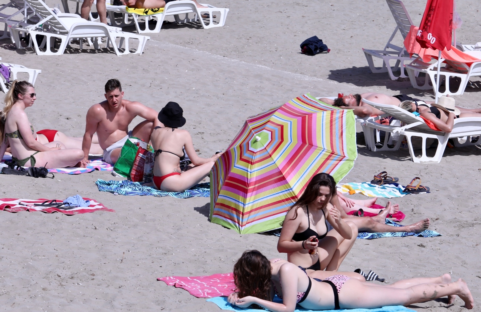 U Splitu je već naveliko počelo guštanje na plaži U Splitu je već naveliko počelo guštanje na plaži