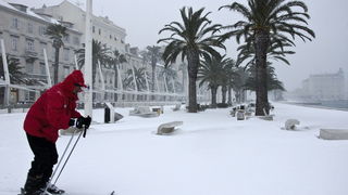 Split, 030212
Nakon nekoliko godina, danima najavljivan snijeg pao je i na Splitskom podrucju. Iako je bio najavljen, Splicani nisu bili spremni na bijeli pokrivac, te im je on uz snaznu buru otezavao svakodnevni zivot. Teperatura je bila oko -3. Najvjero Split, 030212
Nakon nekoliko godina, danima najavljivan snijeg pao je i na Splitskom podrucju. Iako je bio najavljen, Splicani nisu bili spremni na bijeli pokrivac, te im je on uz snaznu buru otezavao svakodnevni zivot. Teperatura je bila oko -3. Najvjero