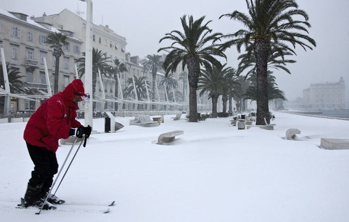 Split, 030212
Nakon nekoliko godina, danima najavljivan snijeg pao je i na Splitskom podrucju. Iako je bio najavljen, Splicani nisu bili spremni na bijeli pokrivac, te im je on uz snaznu buru otezavao svakodnevni zivot. Teperatura je bila oko -3. Najvjero Split, 030212
Nakon nekoliko godina, danima najavljivan snijeg pao je i na Splitskom podrucju. Iako je bio najavljen, Splicani nisu bili spremni na bijeli pokrivac, te im je on uz snaznu buru otezavao svakodnevni zivot. Teperatura je bila oko -3. Najvjero
