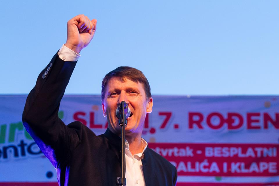 Tomislav Bralić i klapa Intrade na rođendanskoj proslavi Bure centra Tomislav Bralić i klapa Intrade na rođendanskoj proslavi Bure centra