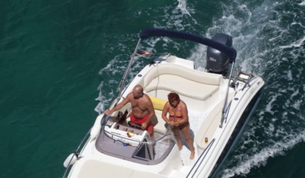 Zadar, 040711. Pomorski promet ispod mosta u Zdrelcu vrlo je intenzivan  za vrijeme ljetnih mjeseci. Prolaz imedju otoka Ugljana i Pasmana najblizi je put zadarskog podrucja prema Kornatima i otocima zadarskog arhipelaga. Na slici: brodovi slikani s mosta