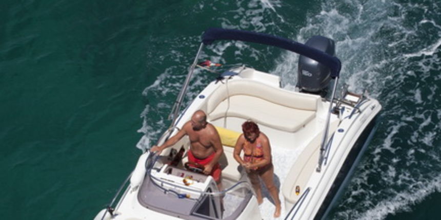 Zadar, 040711. Pomorski promet ispod mosta u Zdrelcu vrlo je intenzivan za vrijeme ljetnih mjeseci. Prolaz imedju otoka Ugljana i Pasmana najblizi je put zadarskog podrucja prema Kornatima i otocima zadarskog arhipelaga. Na slici: brodovi slikani s mosta Zadar, 040711. Pomorski promet ispod mosta u Zdrelcu vrlo je intenzivan za vrijeme ljetnih mjeseci. Prolaz imedju otoka Ugljana i Pasmana najblizi je put zadarskog podrucja prema Kornatima i otocima zadarskog arhipelaga. Na slici: brodovi slikani s mosta