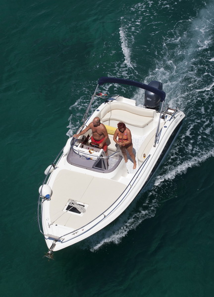 Zadar, 040711. Pomorski promet ispod mosta u Zdrelcu vrlo je intenzivan za vrijeme ljetnih mjeseci. Prolaz imedju otoka Ugljana i Pasmana najblizi je put zadarskog podrucja prema Kornatima i otocima zadarskog arhipelaga. Na slici: brodovi slikani s mosta Zadar, 040711. Pomorski promet ispod mosta u Zdrelcu vrlo je intenzivan za vrijeme ljetnih mjeseci. Prolaz imedju otoka Ugljana i Pasmana najblizi je put zadarskog podrucja prema Kornatima i otocima zadarskog arhipelaga. Na slici: brodovi slikani s mosta