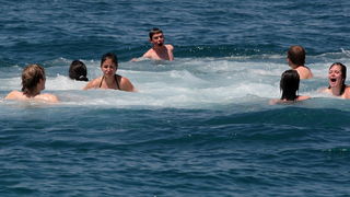 Zadar, 120512.
Mladi turisti iz Francuske nakon razgledavanja grada osvjezili su se u moru kupanjem na zadarskim orguljama.
Foto: Andrija Lucic / CROPIX Zadar, 120512.
Mladi turisti iz Francuske nakon razgledavanja grada osvjezili su se u moru kupanjem na zadarskim orguljama.
Foto: Andrija Lucic / CROPIX