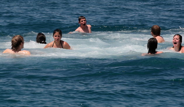 Zadar, 120512.
Mladi turisti iz Francuske nakon razgledavanja grada osvjezili su se u moru kupanjem na zadarskim orguljama.
Foto: Andrija Lucic / CROPIX