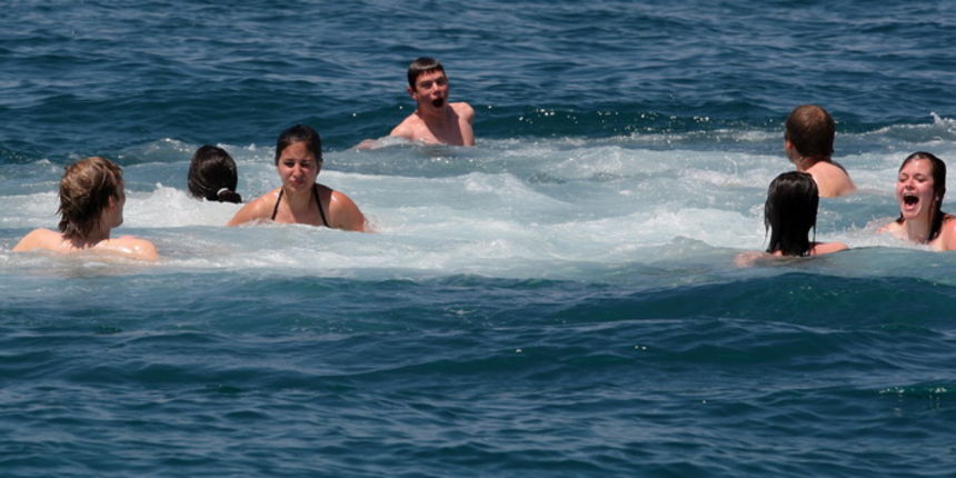Zadar, 120512.
Mladi turisti iz Francuske nakon razgledavanja grada osvjezili su se u moru kupanjem na zadarskim orguljama.
Foto: Andrija Lucic / CROPIX Zadar, 120512.
Mladi turisti iz Francuske nakon razgledavanja grada osvjezili su se u moru kupanjem na zadarskim orguljama.
Foto: Andrija Lucic / CROPIX