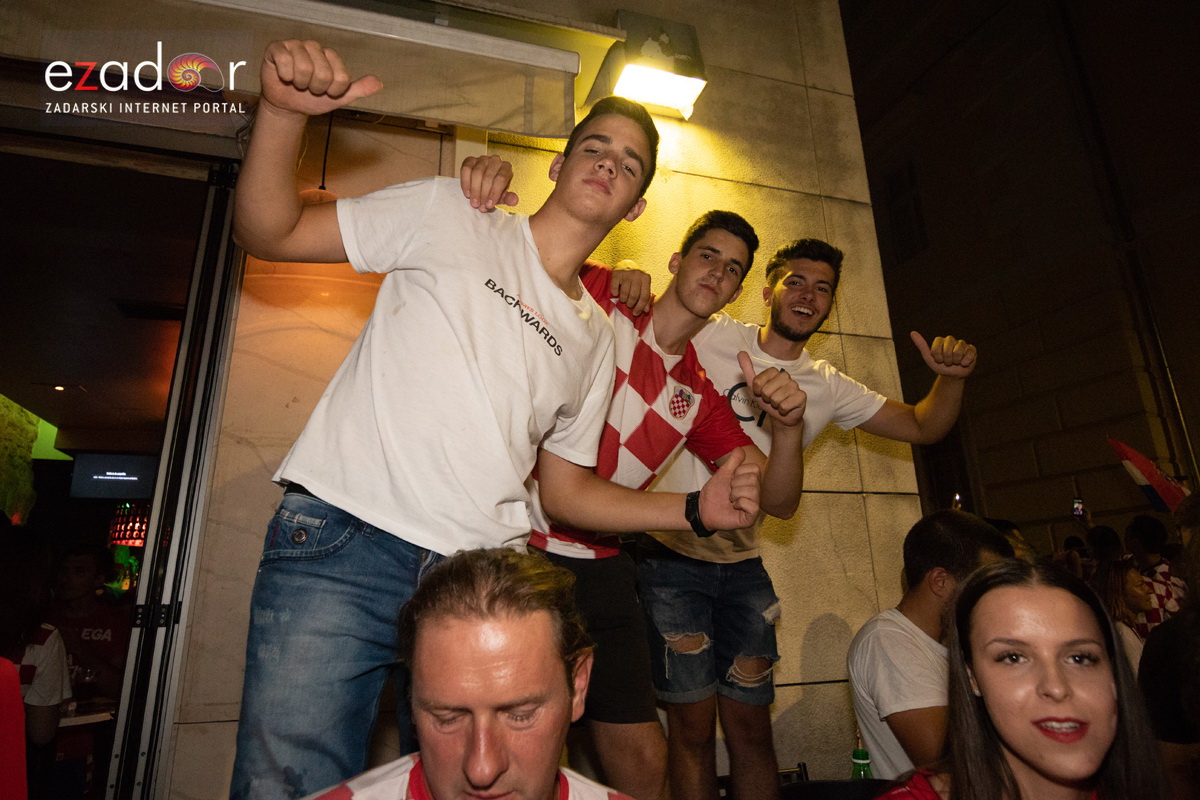 Čudesna noć: Velika fešta ulicama Zadra nakon plasmana Vatrenih u finale SP Čudesna noć: Velika fešta ulicama Zadra nakon plasmana Vatrenih u finale SP