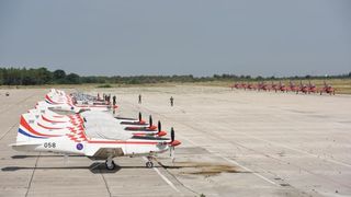 Akrobatska skupina “Red Arrows” Royal Air Forcea u posjeti Zračnoj bazi u Zemuniku Akrobatska skupina “Red Arrows” Royal Air Forcea u posjeti Zračnoj bazi u Zemuniku