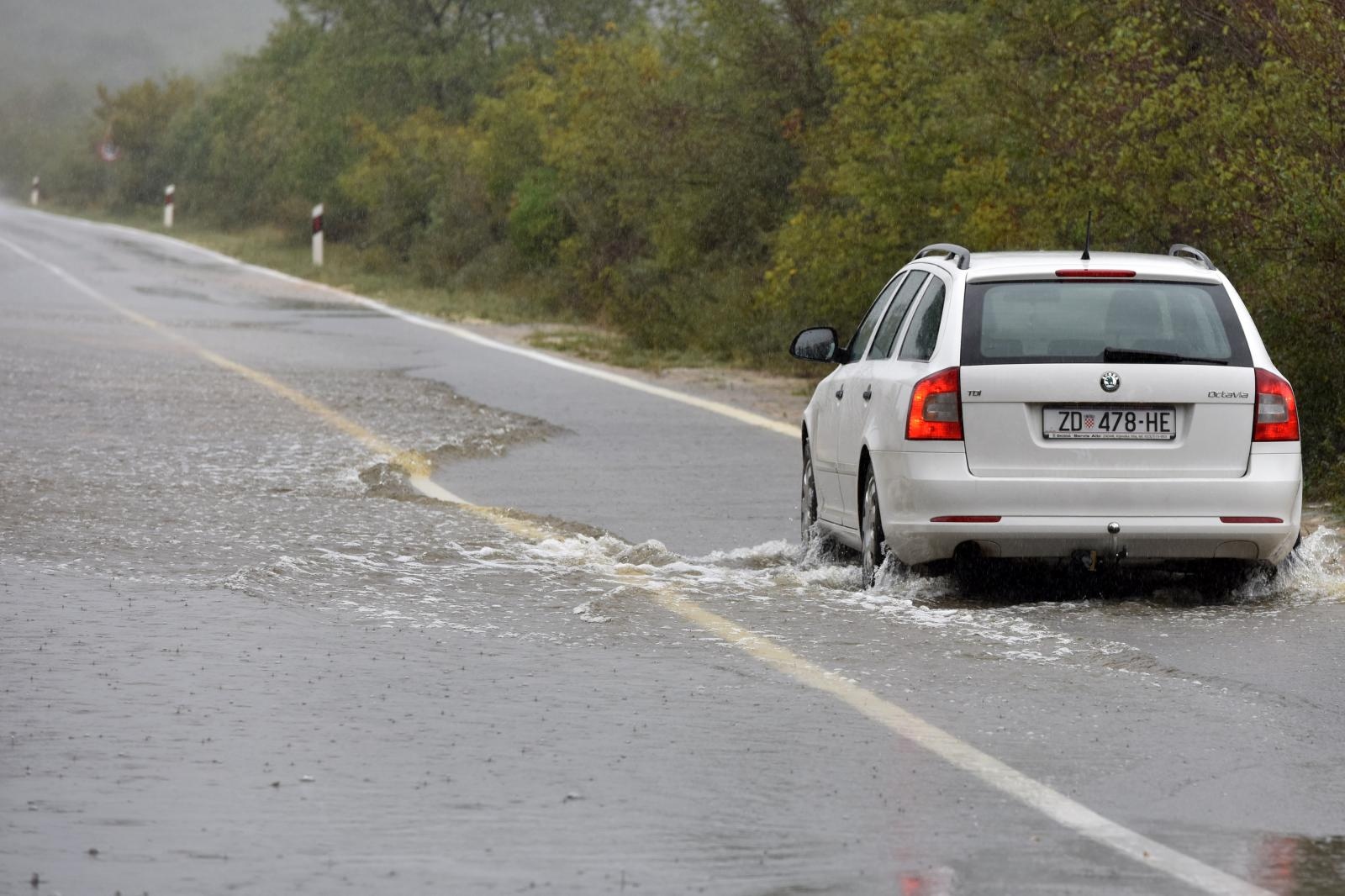 Zbog zarobljenog kamiona ne prometuje se cestom Poljica- Mazija