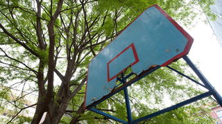 Zadar, 140412
Kosarkaska igralista i na njima postavljeni kosevi po citavom Zadru, koji se dici imenom “Grad kosarke”, su u jako losem stanju i/ili sluze kao parkiraliste.
Na fotografiji: unisten kos u Ulici Zore Dalmatinske na Poluotoku
Foto: Luka Gerla Zadar, 140412
Kosarkaska igralista i na njima postavljeni kosevi po citavom Zadru, koji se dici imenom “Grad kosarke”, su u jako losem stanju i/ili sluze kao parkiraliste.
Na fotografiji: unisten kos u Ulici Zore Dalmatinske na Poluotoku
Foto: Luka Gerla