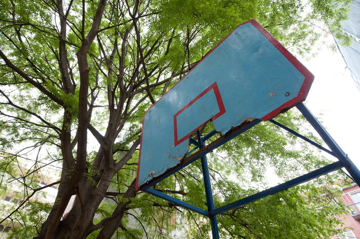Zadar, 140412
Kosarkaska igralista i na njima postavljeni kosevi po citavom Zadru, koji se dici imenom “Grad kosarke”, su u jako losem stanju i/ili sluze kao parkiraliste.
Na fotografiji: unisten kos u Ulici Zore Dalmatinske na Poluotoku
Foto: Luka Gerla Zadar, 140412
Kosarkaska igralista i na njima postavljeni kosevi po citavom Zadru, koji se dici imenom “Grad kosarke”, su u jako losem stanju i/ili sluze kao parkiraliste.
Na fotografiji: unisten kos u Ulici Zore Dalmatinske na Poluotoku
Foto: Luka Gerla