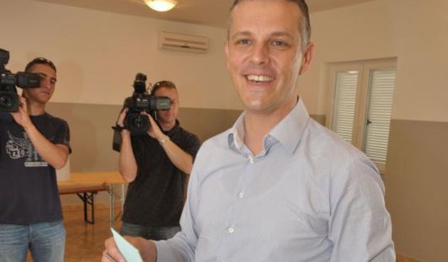 02.06.2013., Buzet – Kandidat za zupana Valter Flego sa suprugom Brankom i majkom Marijom stigao je u deset sati na glasacko mjesto Strped u drustvenom domu Sv. Duh. Photo: Dusko Marusic/PIXSELL