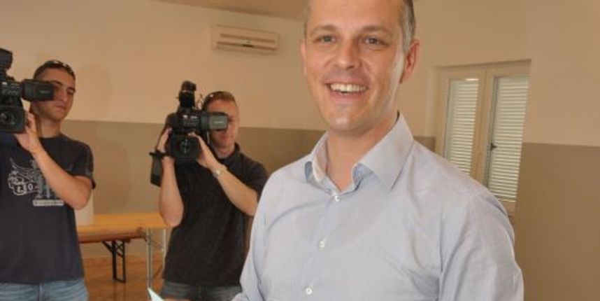 02.06.2013., Buzet – Kandidat za zupana Valter Flego sa suprugom Brankom i majkom Marijom stigao je u deset sati na glasacko mjesto Strped u drustvenom domu Sv. Duh. Photo: Dusko Marusic/PIXSELL 02.06.2013., Buzet – Kandidat za zupana Valter Flego sa suprugom Brankom i majkom Marijom stigao je u deset sati na glasacko mjesto Strped u drustvenom domu Sv. Duh. Photo: Dusko Marusic/PIXSELL