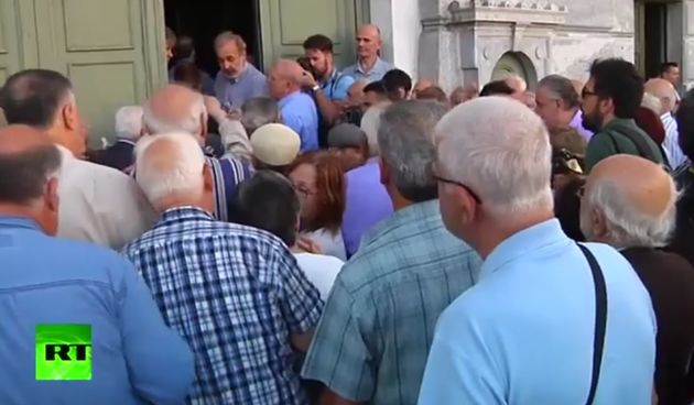 Kaos u Grčkoj: Umirovljenici se i tukli pred bankama, foto: PrintScreen/You Tube