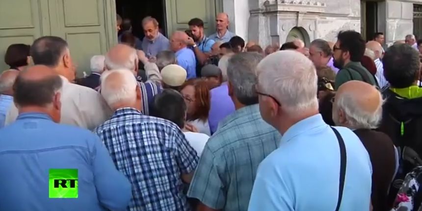 Kaos u Grčkoj: Umirovljenici se i tukli pred bankama, foto: PrintScreen/You Tube