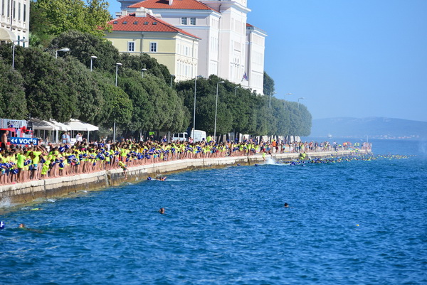 10. dm Millennium Jump na zadarskoj rivi – 3 tisuće skakača poslalo prekrasnu priču u svijet 10. dm Millennium Jump na zadarskoj rivi – 3 tisuće skakača poslalo prekrasnu priču u svijet