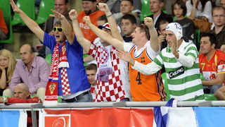 Bydgoszcz, 150909.
Dvorana Sport Arena Luczniczka.
Europsko prvenstvo u kosarci u Poljskoj, drugi krug natjecanja po skupinama 3. kolo grupe E, utakmica izmedju Hrvatske i Njemacke odlucujuca za ulazak u cetvrtfinale.
Na slici: hrvatski navijaci.
Foto: Dr